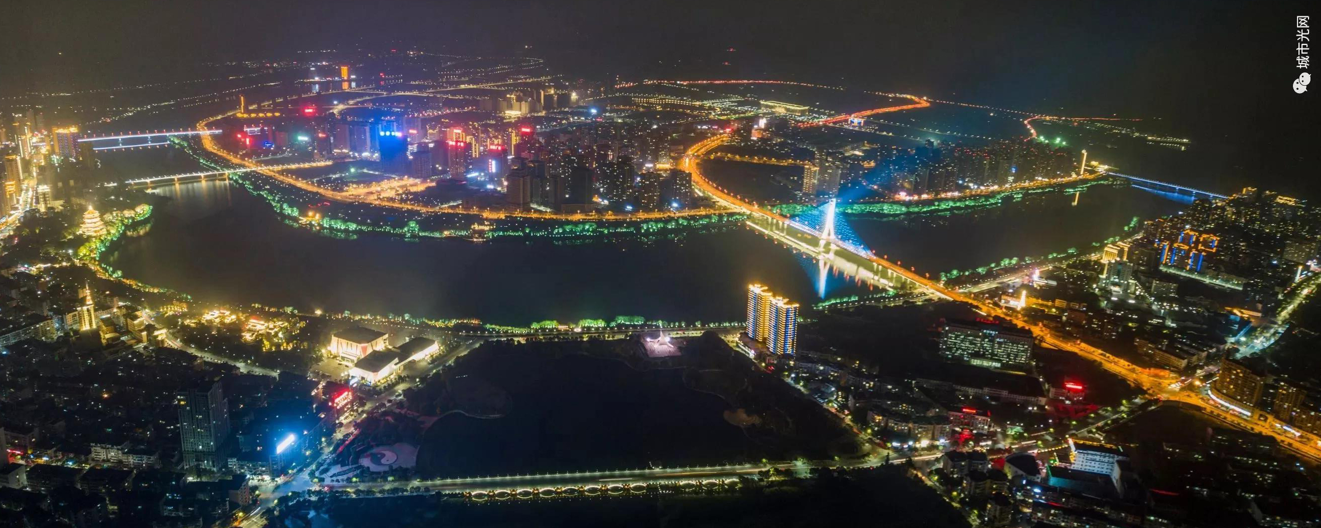最后,横放手机,一起从高空俯瞰夜幕下璀璨的鹰潭夜景吧